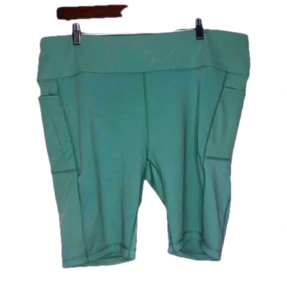 5/$25 
Adrienne Vittadini Sport Green Shorts 2X Pockets Bermuda Lightweight - Picture 1 of 10